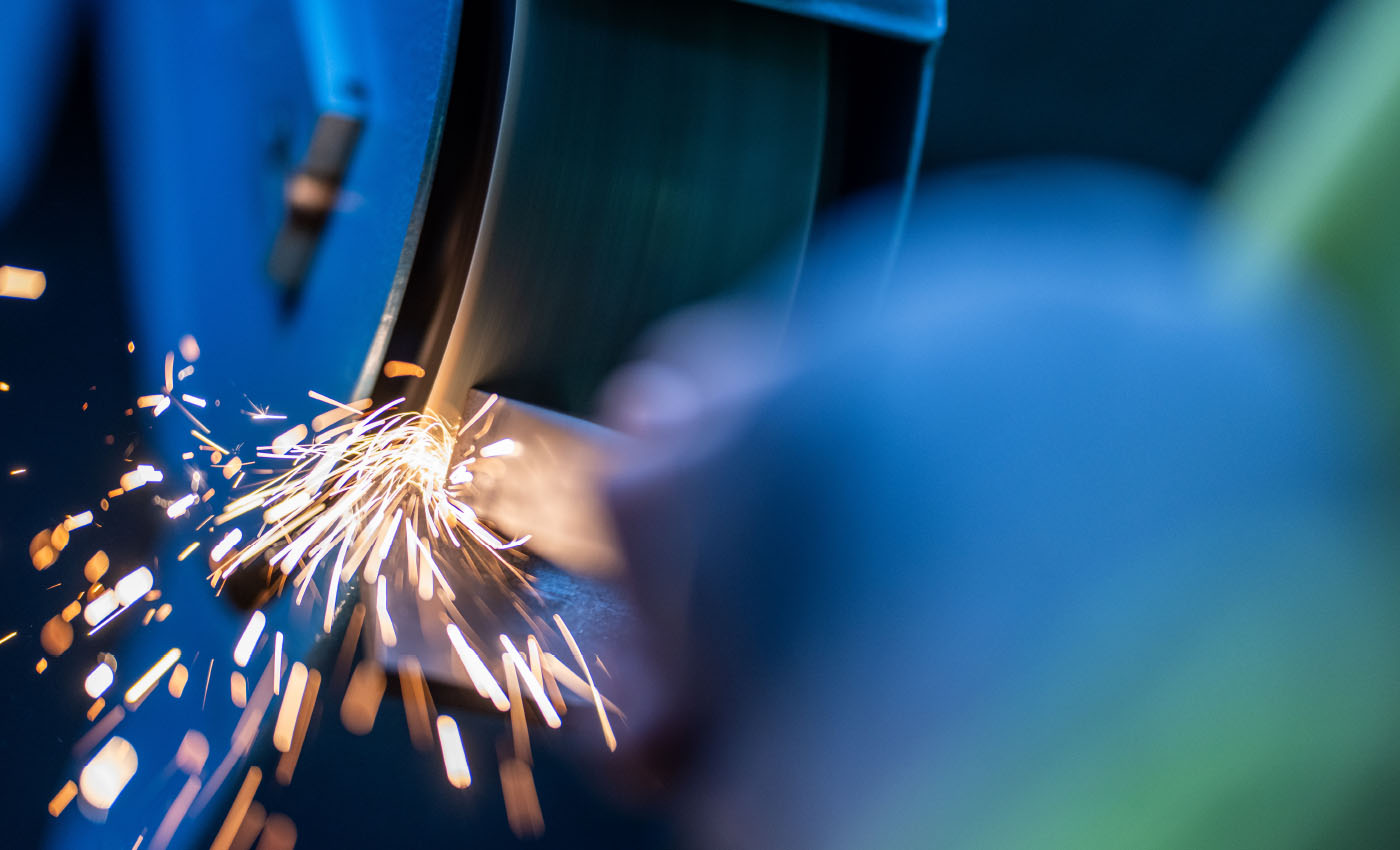 Funken beim Schleifen eines Metallgegenstandes