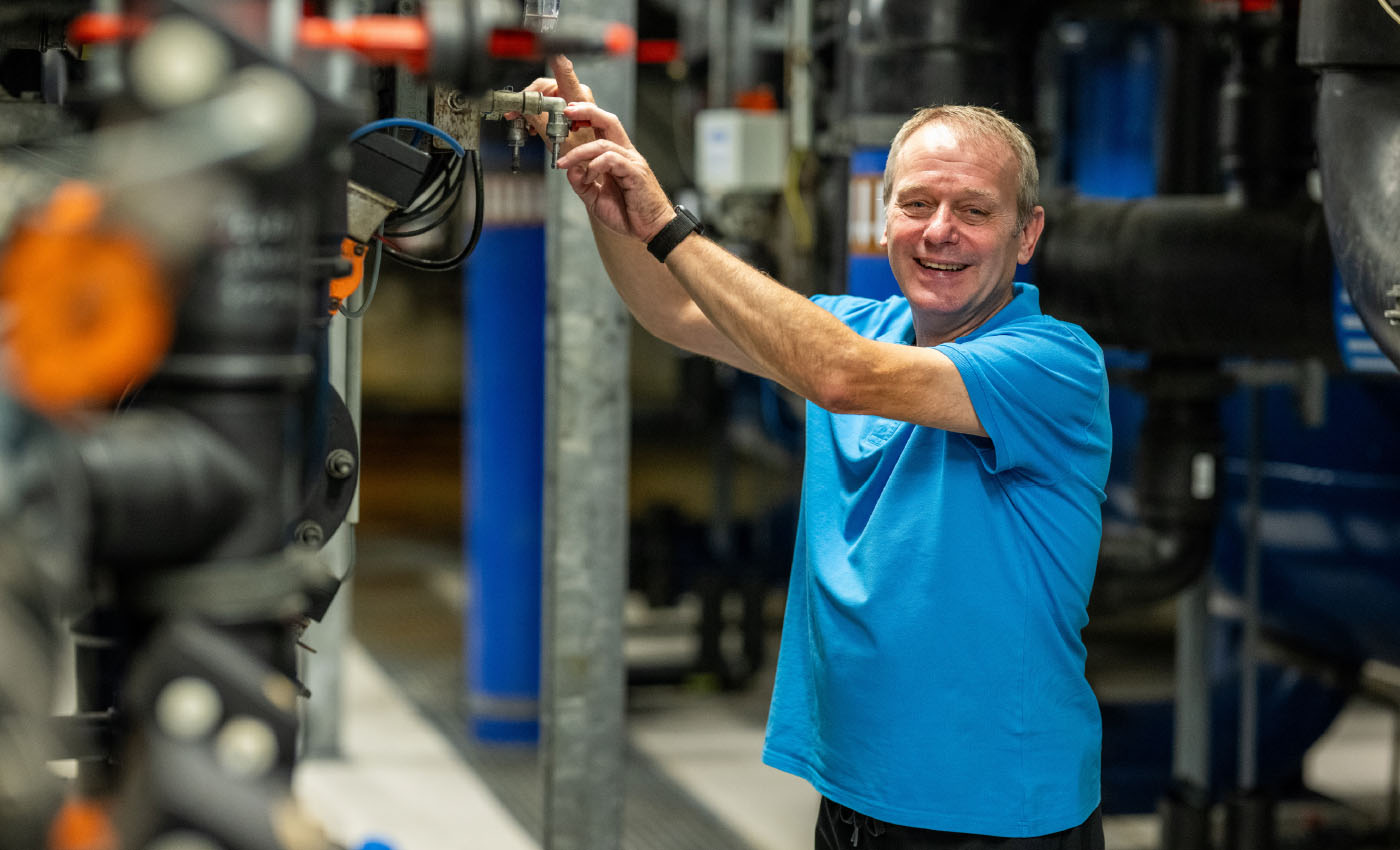 Der Badleiter des Freizeitbads Aqurall, Karl-Heinz Tuttmann, bei der Arbeit im Keller