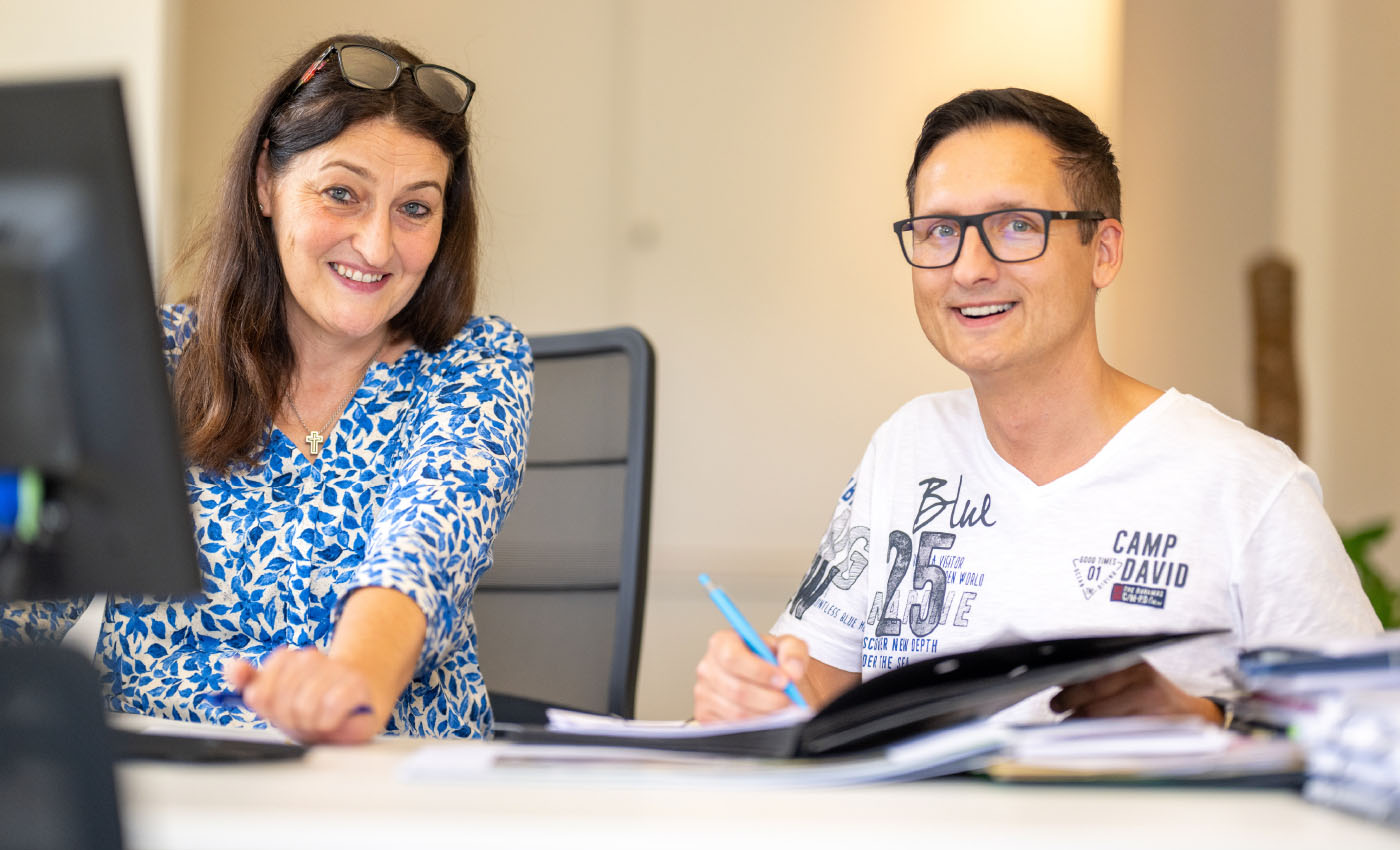 Die Leiterin der Abteilung Freizeit, Sabine Vogelsang und Mitarbeiter Kordian Hain lächeln in die Kamera