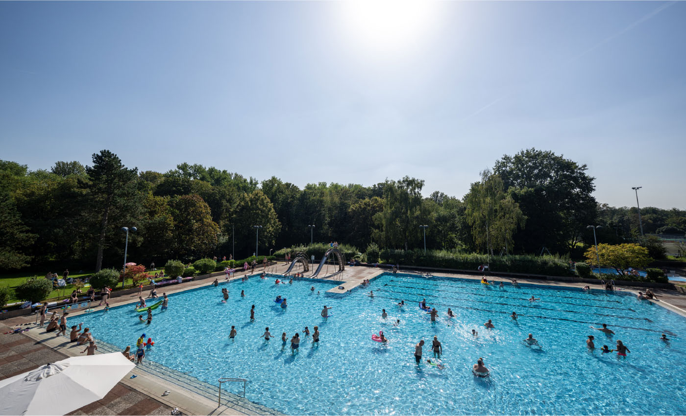 Das Außenbecken und Teile der Grünanlage des Freizeitbads Aquarell