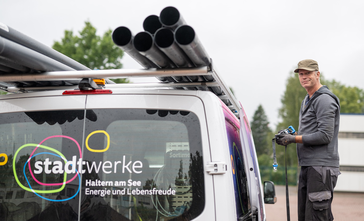 Der Elektriker Gregor, der Stadtwerke Haltern am See, beim Beladen seines Fahrzeugs