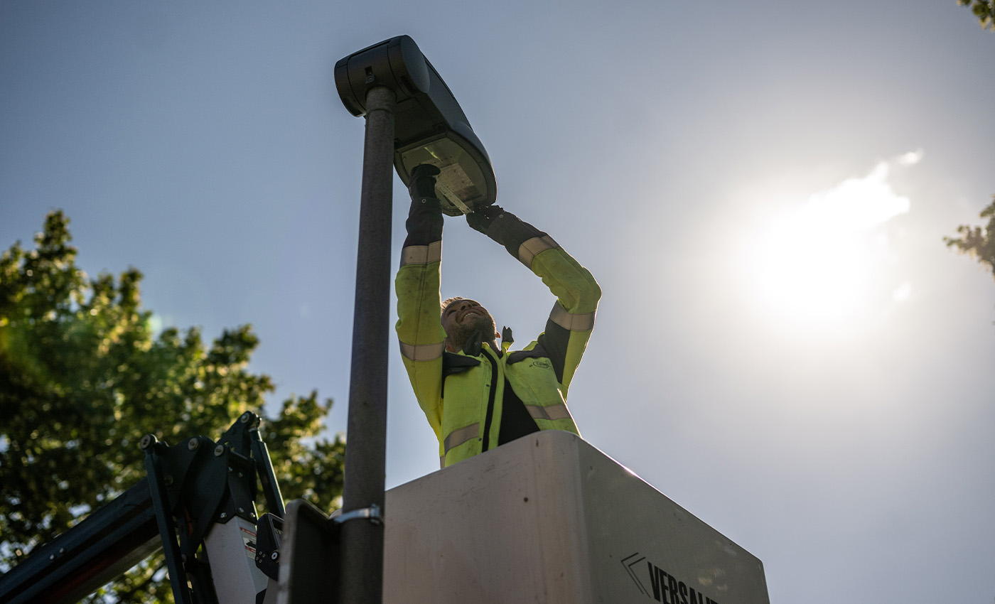 Der Mitarbeiter, Daniel, aus der Abteilung Elektriker der Stadtwerke Haltern am See, bei der Reperatur der Straßenbeleuchtung