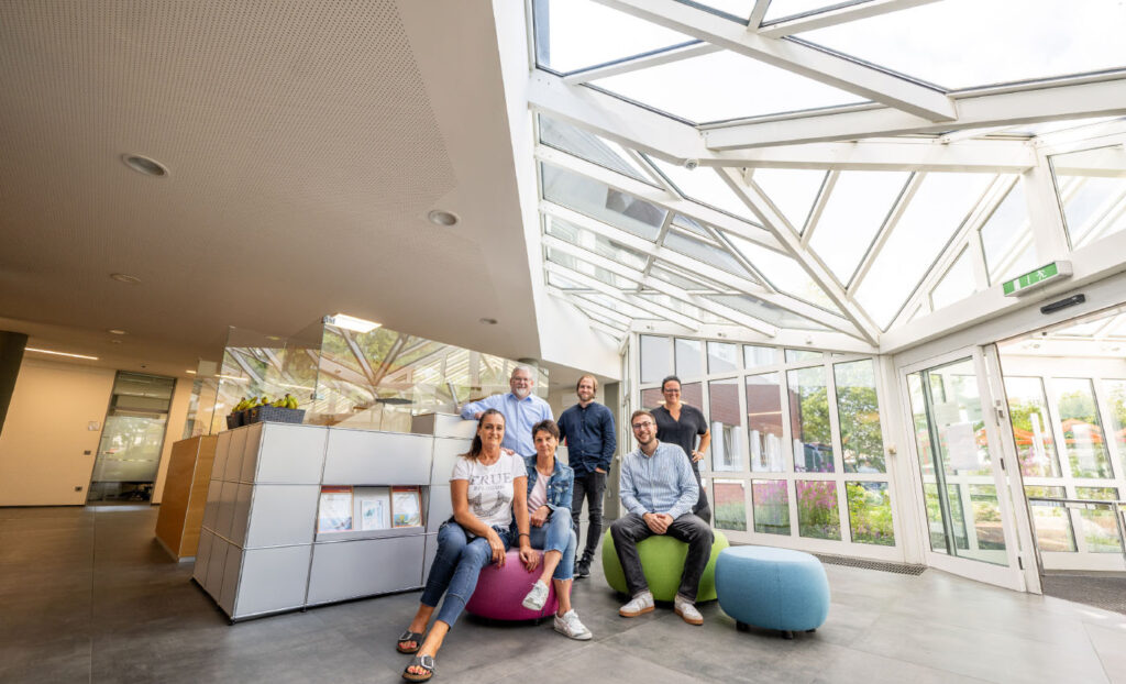 Mitarbeitende, aus der Abteilung Kundenservice, posiert in der Lobby des Hauptgebäudes der Stadtwerke Haltern am See