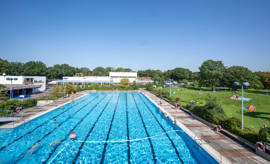 Das Freizeitbad Aquarell im Sommer