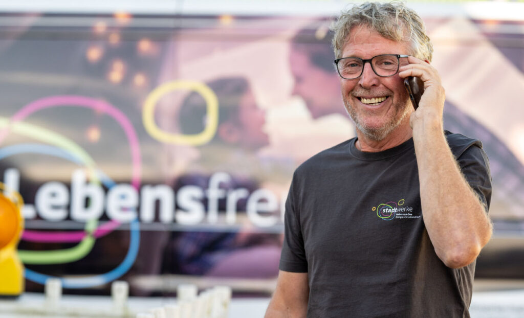 Meister der Elektrik Berthold Stockhofe beim Telefonieren