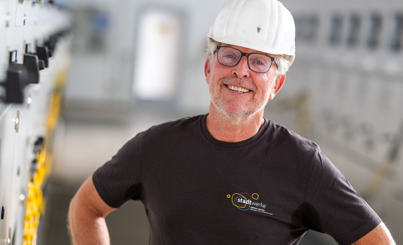 Der Elektro-Meister Berthold Stockhover lächelt mit Helm auf dem Kopf in die Kamera